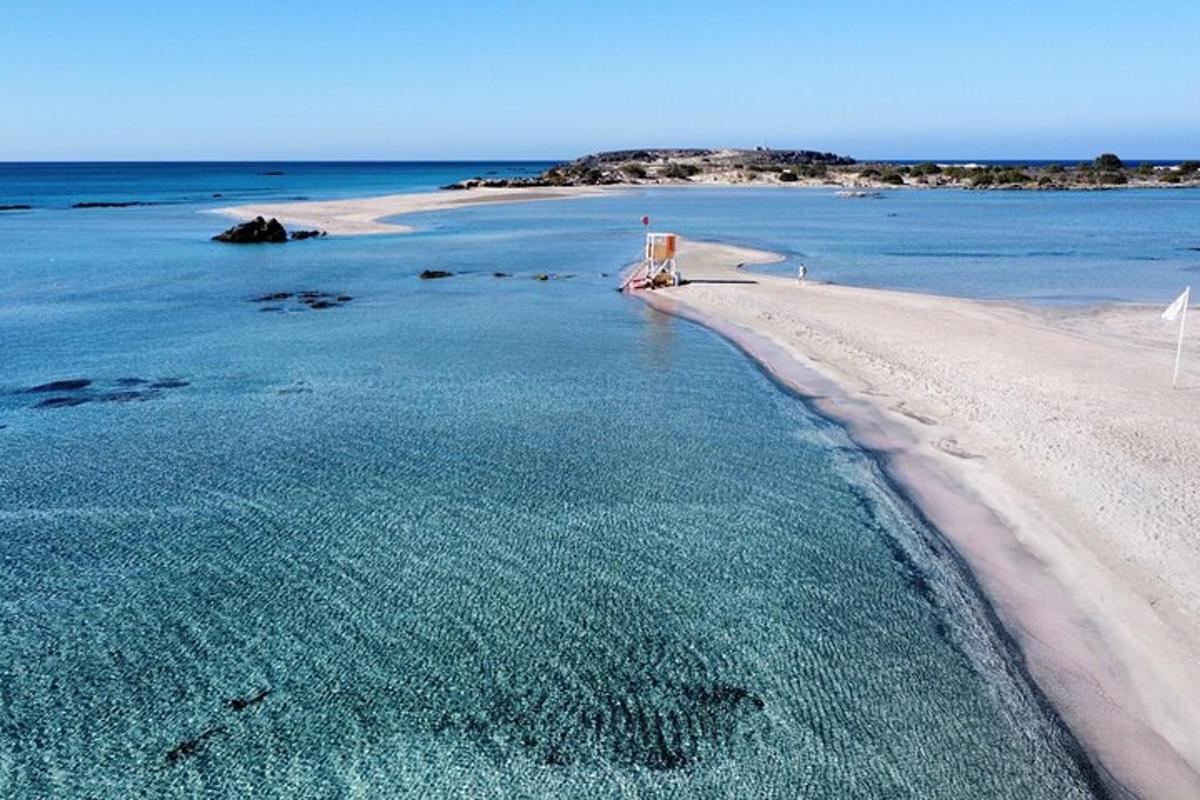 vista aèria d'una illa a l'oceà