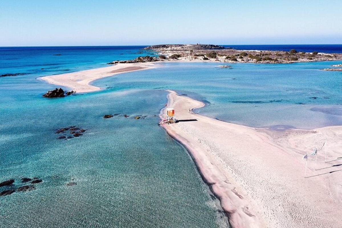 vista aèria d'una illa a l'oceà