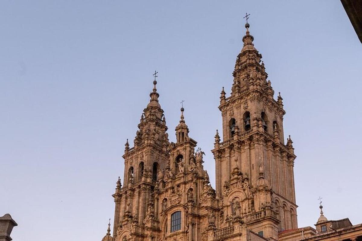 Un edificio alto con dos torres en la parte superior.