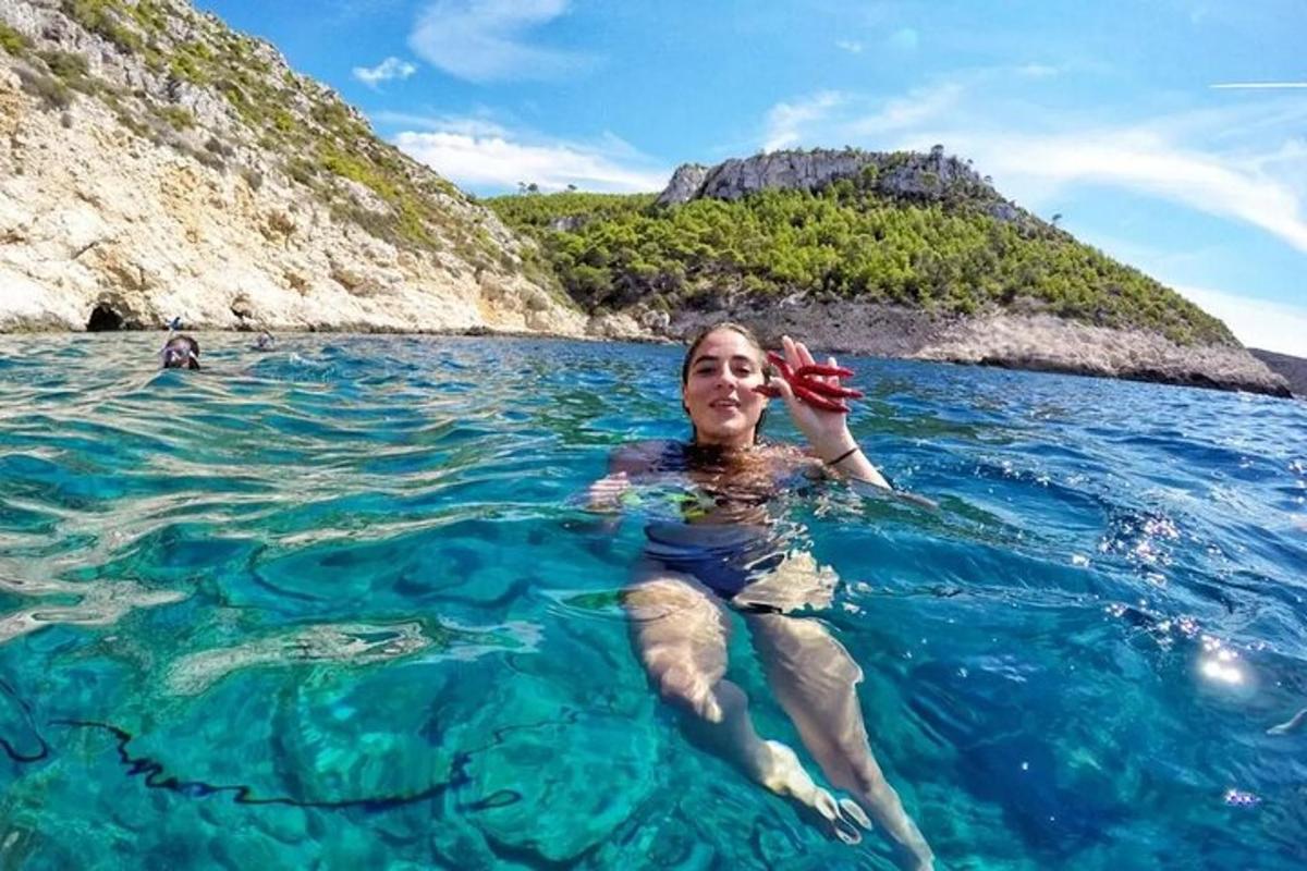 una donna sta nuotando nell'acqua