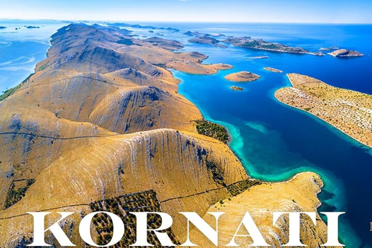 una veduta aerea dell'isola di Korani nell'oceano