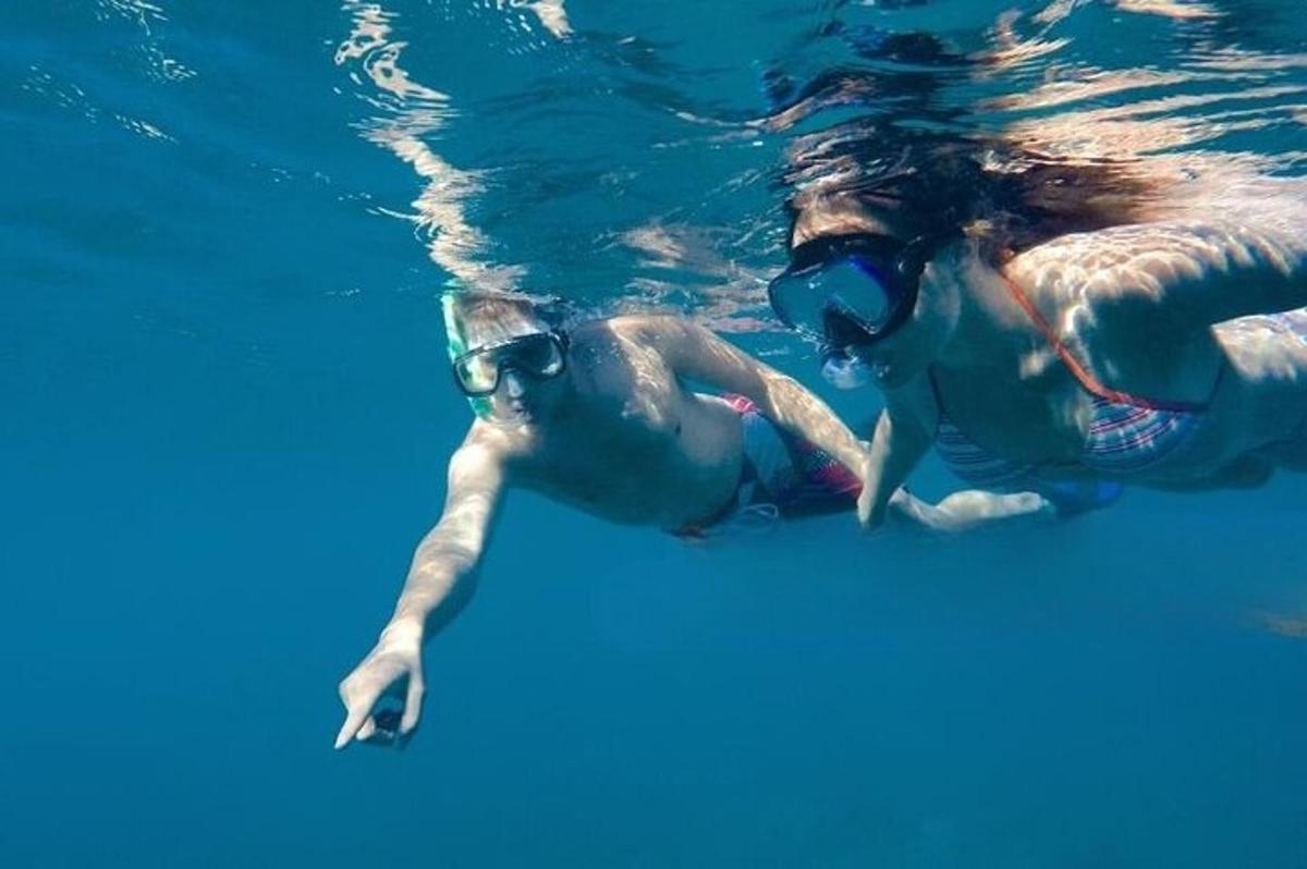 una donna che nuota nell'acqua nell'acqua