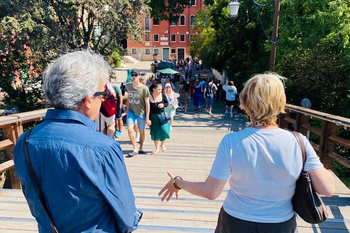um homem e uma mulher mais velhos caminhando por um calçadão