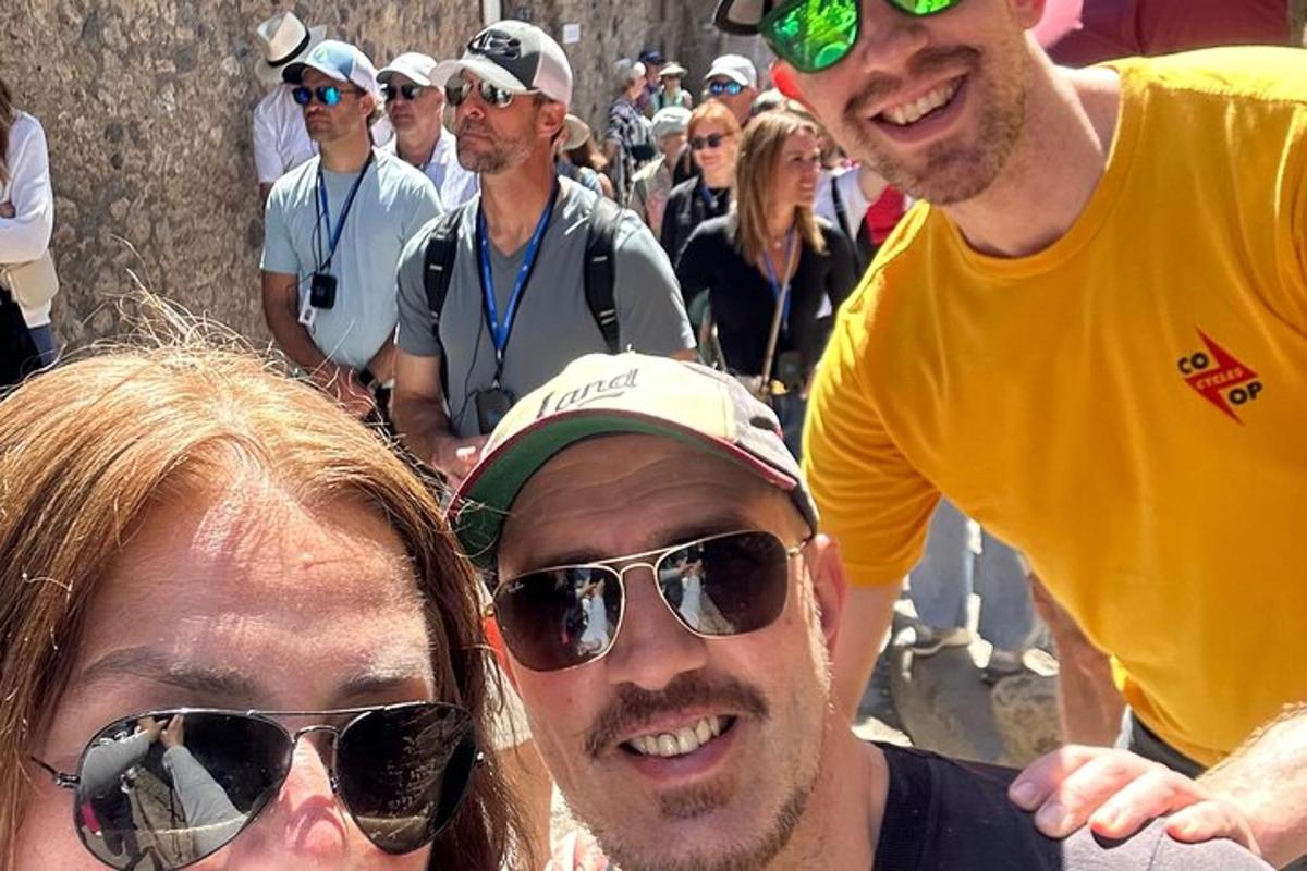 skupina lidí pózujících pro fotografii