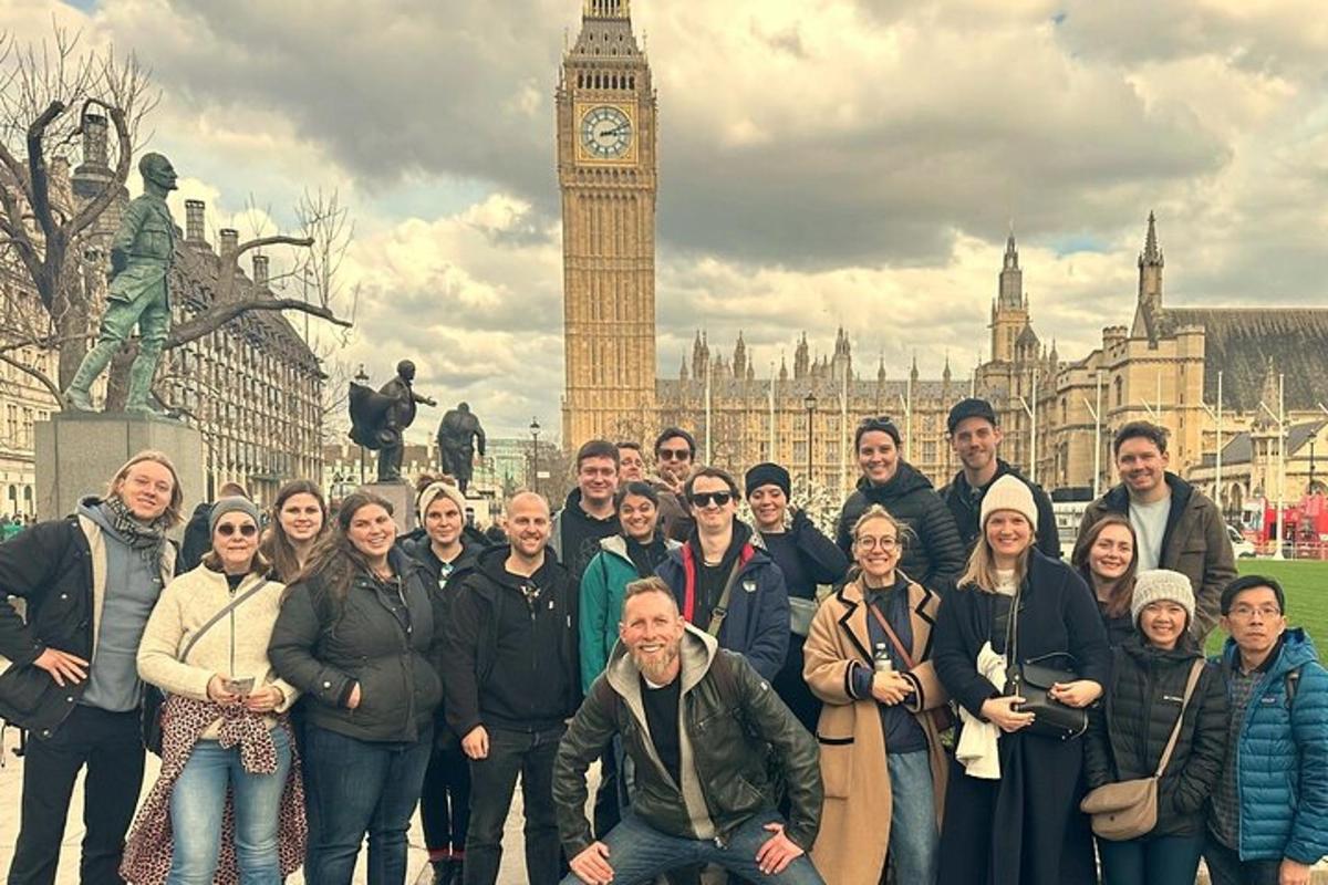 un gruppo di persone in piedi davanti al Big Ben