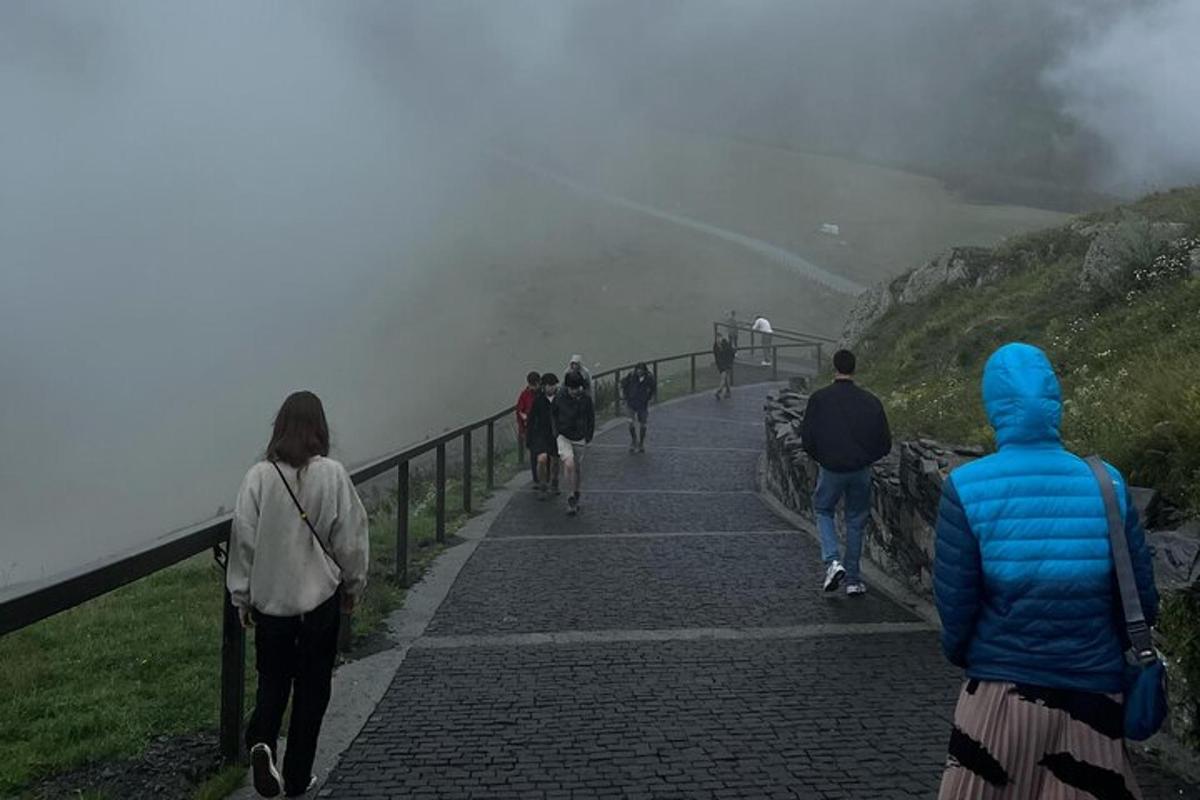 un grup de persones caminant per un sender de muntanya
