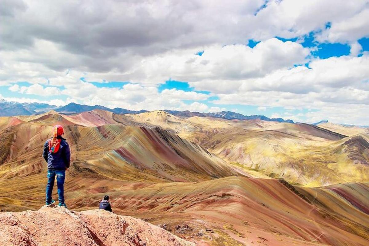 una persona in piedi sulla cima di una montagna