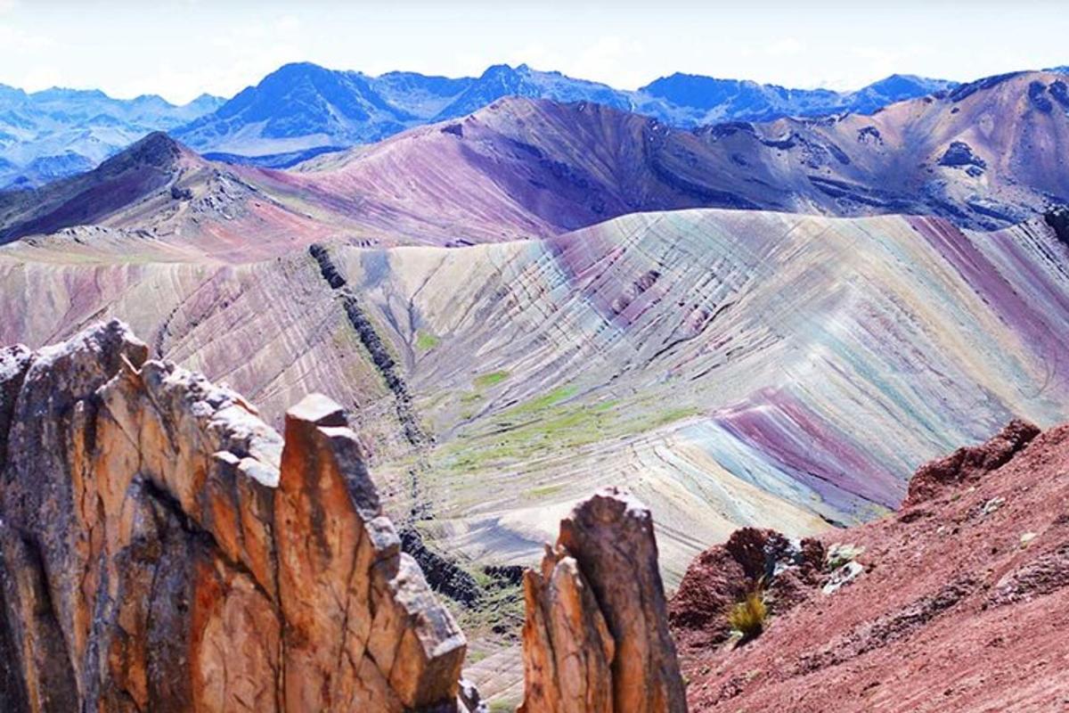 una vista di una catena montuosa con montagne sullo sfondo