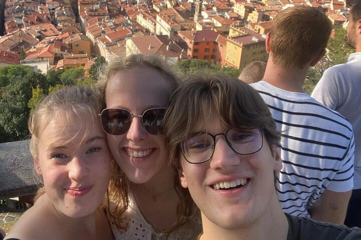 skupina tří lidí pózujících pro fotografii