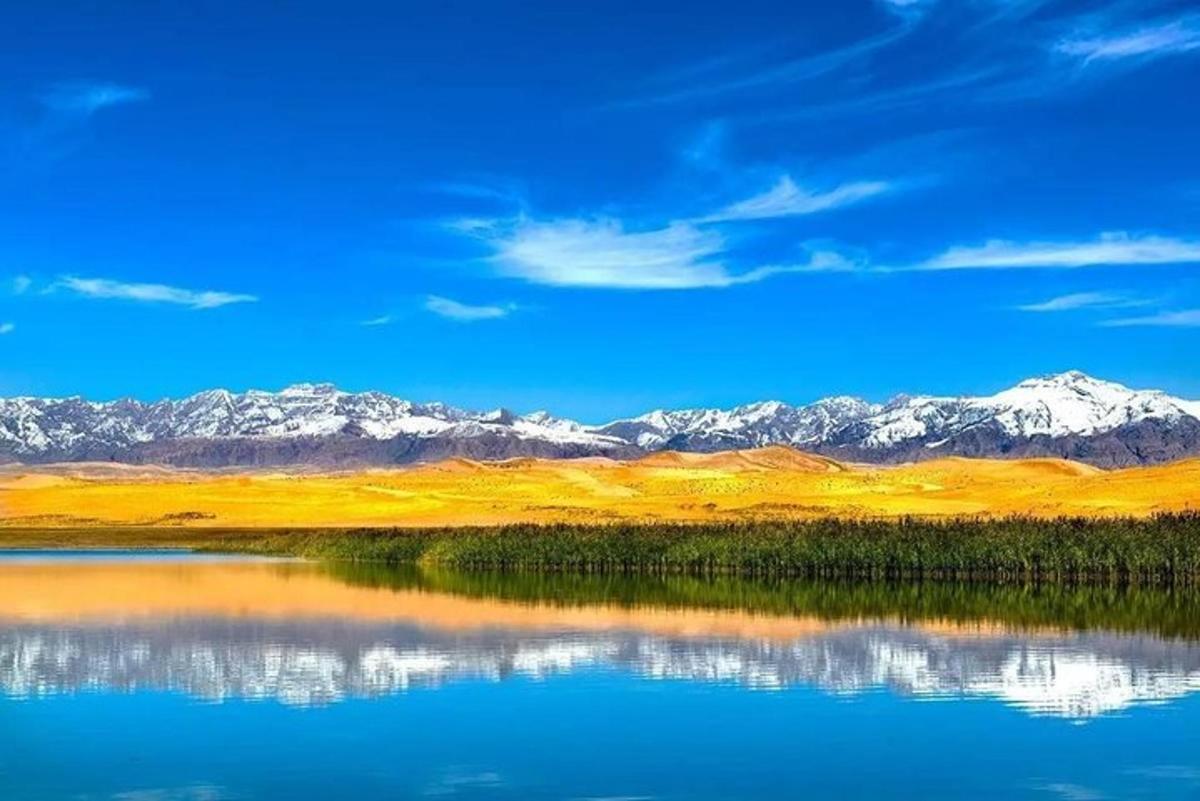 以群山为背景的湖景