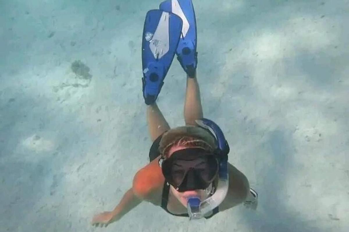 una persona in acqua con una tavola da surf