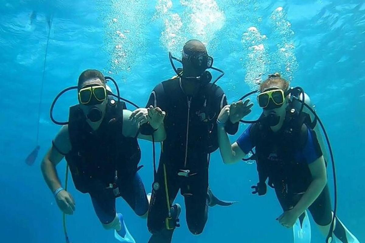 un gruppo di tre persone in acqua