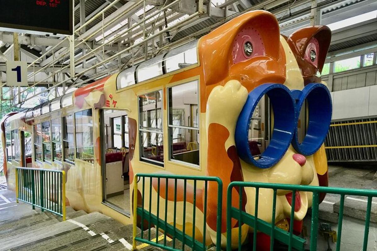воз паркиран на железничкој станици са игралиштем