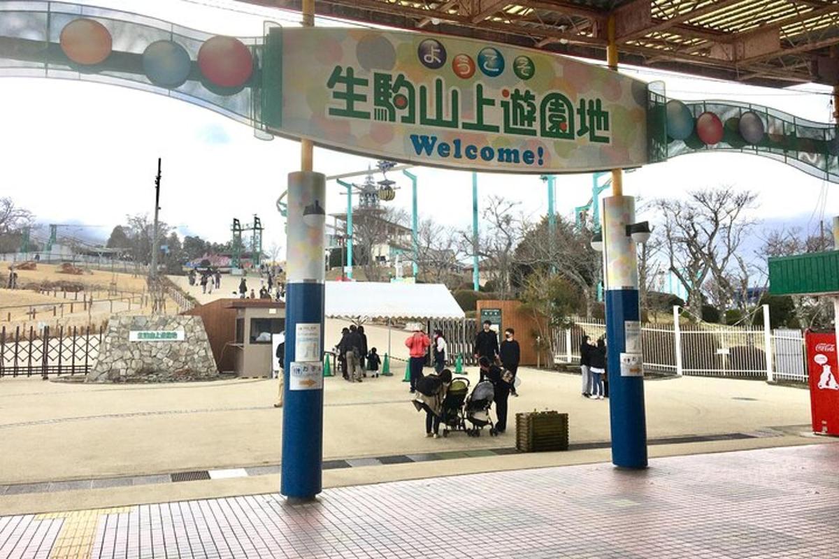 бензинска пумпа са знаком на којем пише добродошли