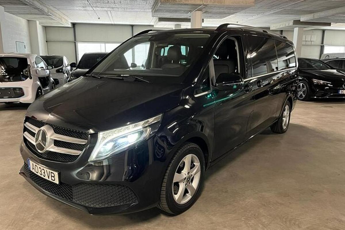 černé auto zaparkované na parkovišti