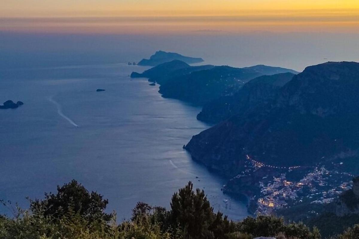 μια θέα ενός μεγάλου υδάτινου σώματος το σούρουπο