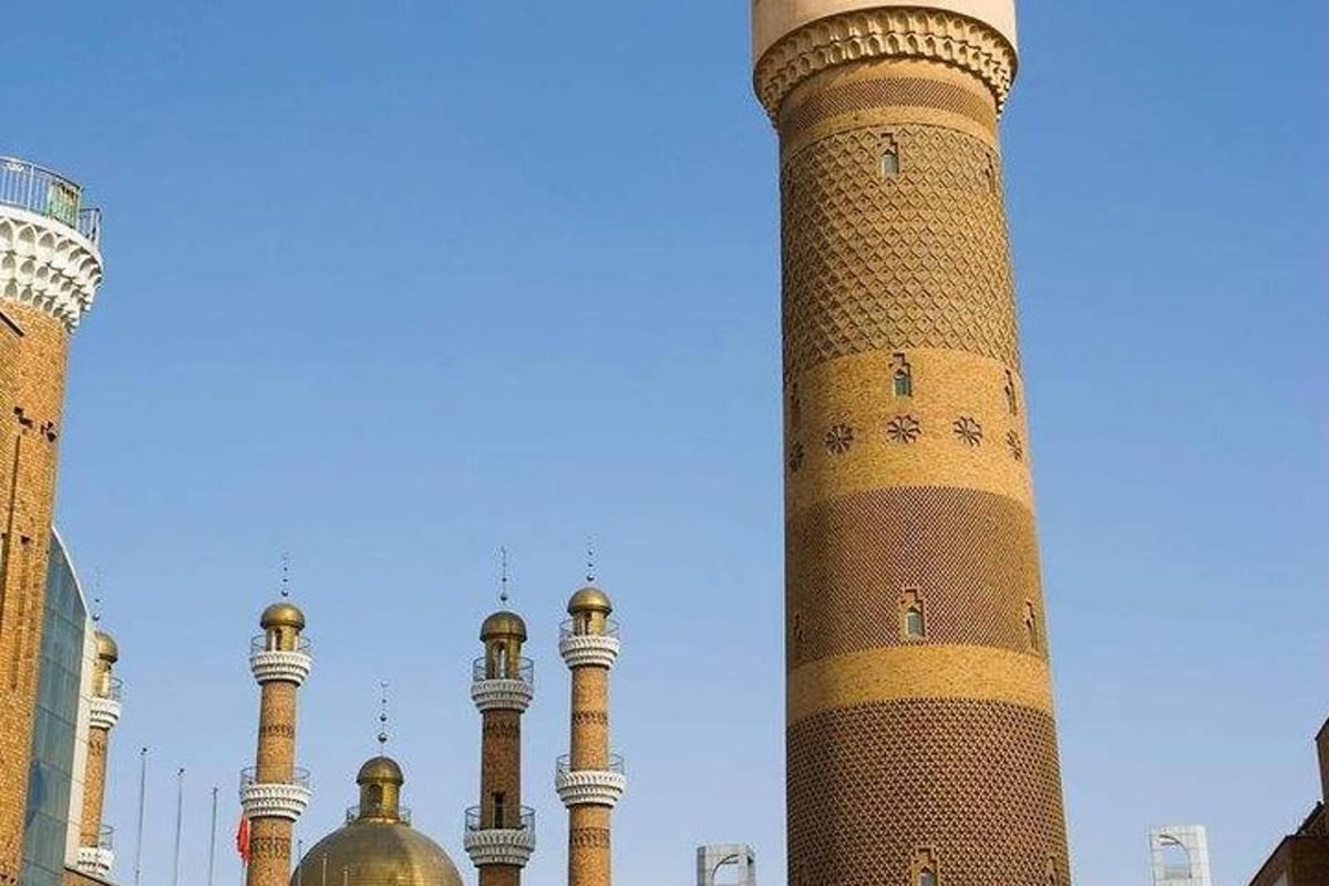 dues torres altes amb cúpules davant d'un edifici
