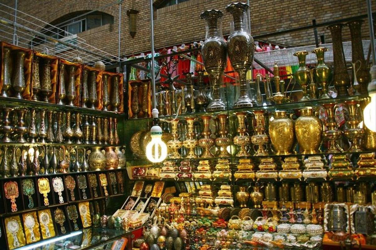 un negozio pieno di tanti vasi di vetro in mostra