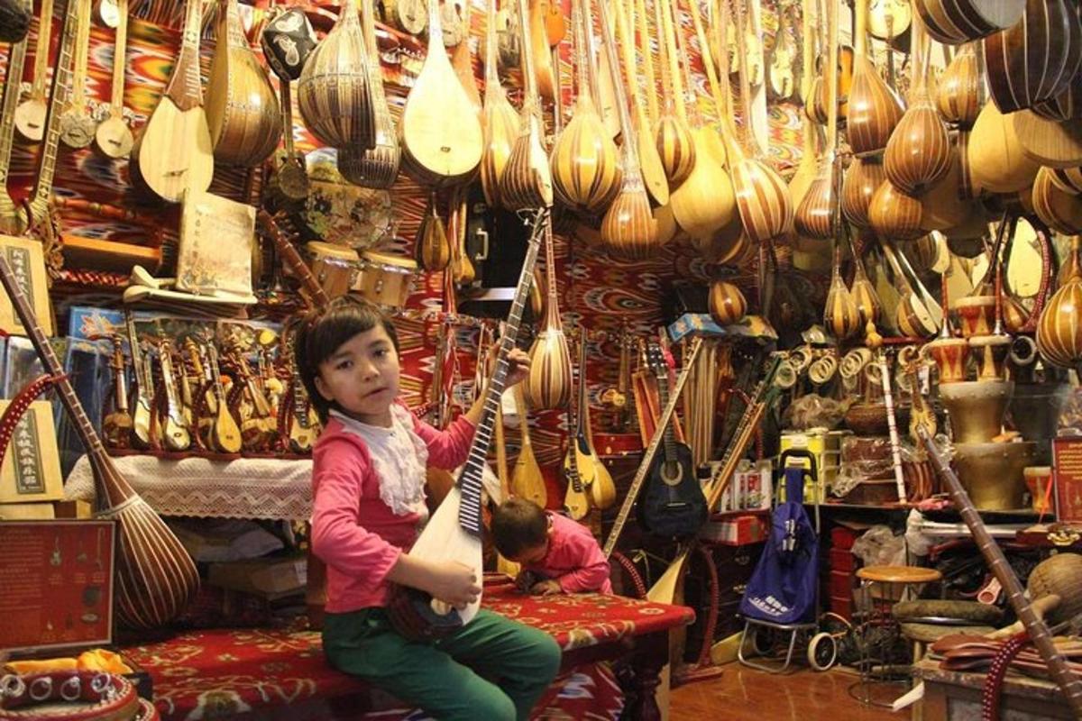 una noia jove toca la guitarra en una botiga