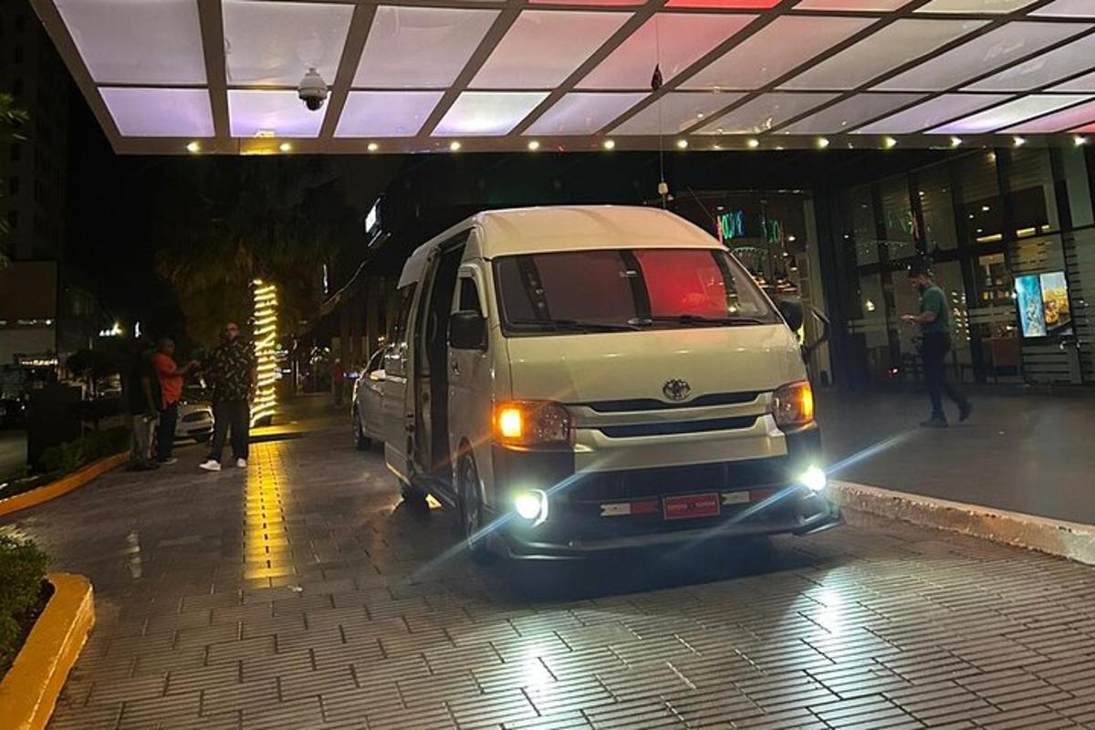 sebuah van putih diletakkan di tempat letak kereta pada waktu malam
