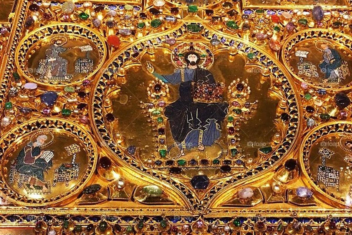 hunnik kuldmosaiike seinal