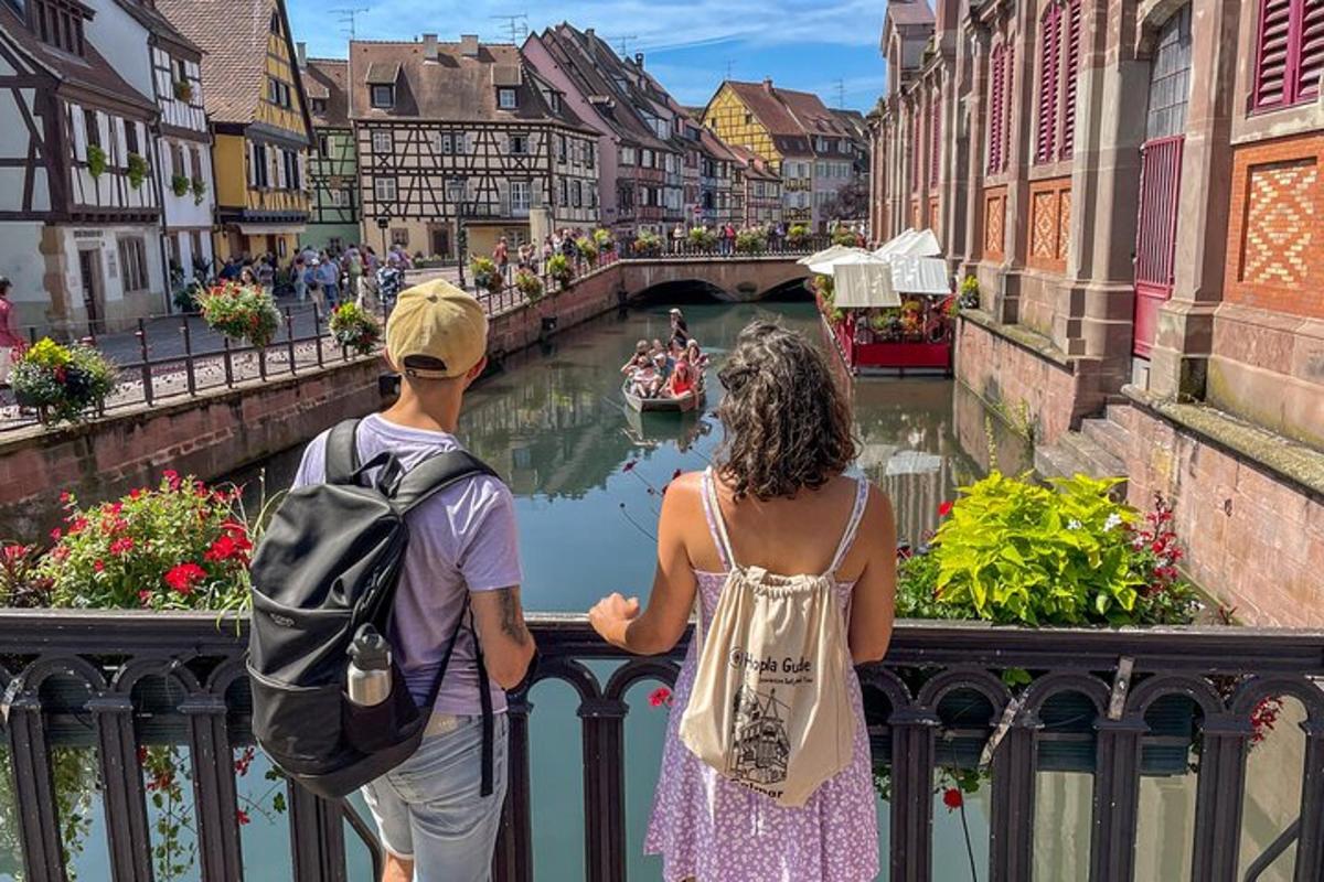 un uomo e una donna che guardano oltre un ponte sopra un fiume