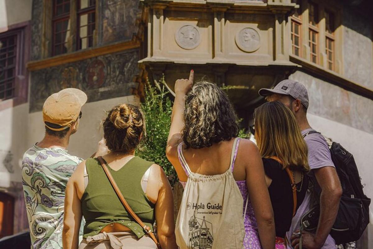 un gruppo di persone che guardano l'orologio su un edificio