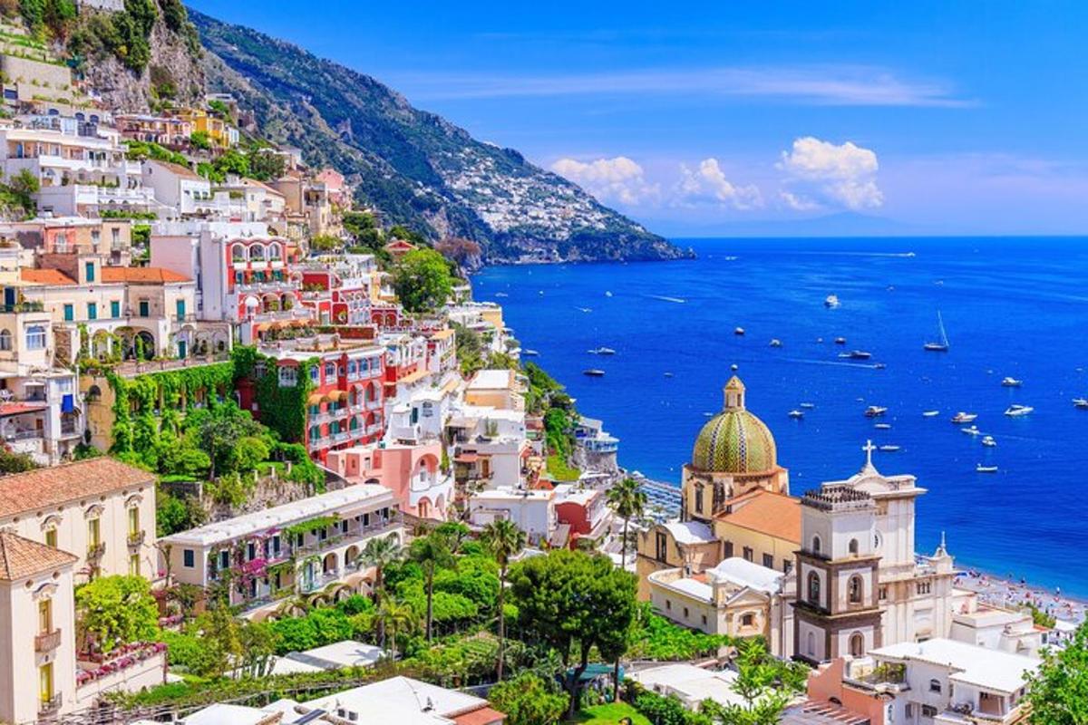 o vedere a orașului Positano pe coasta Amalfi