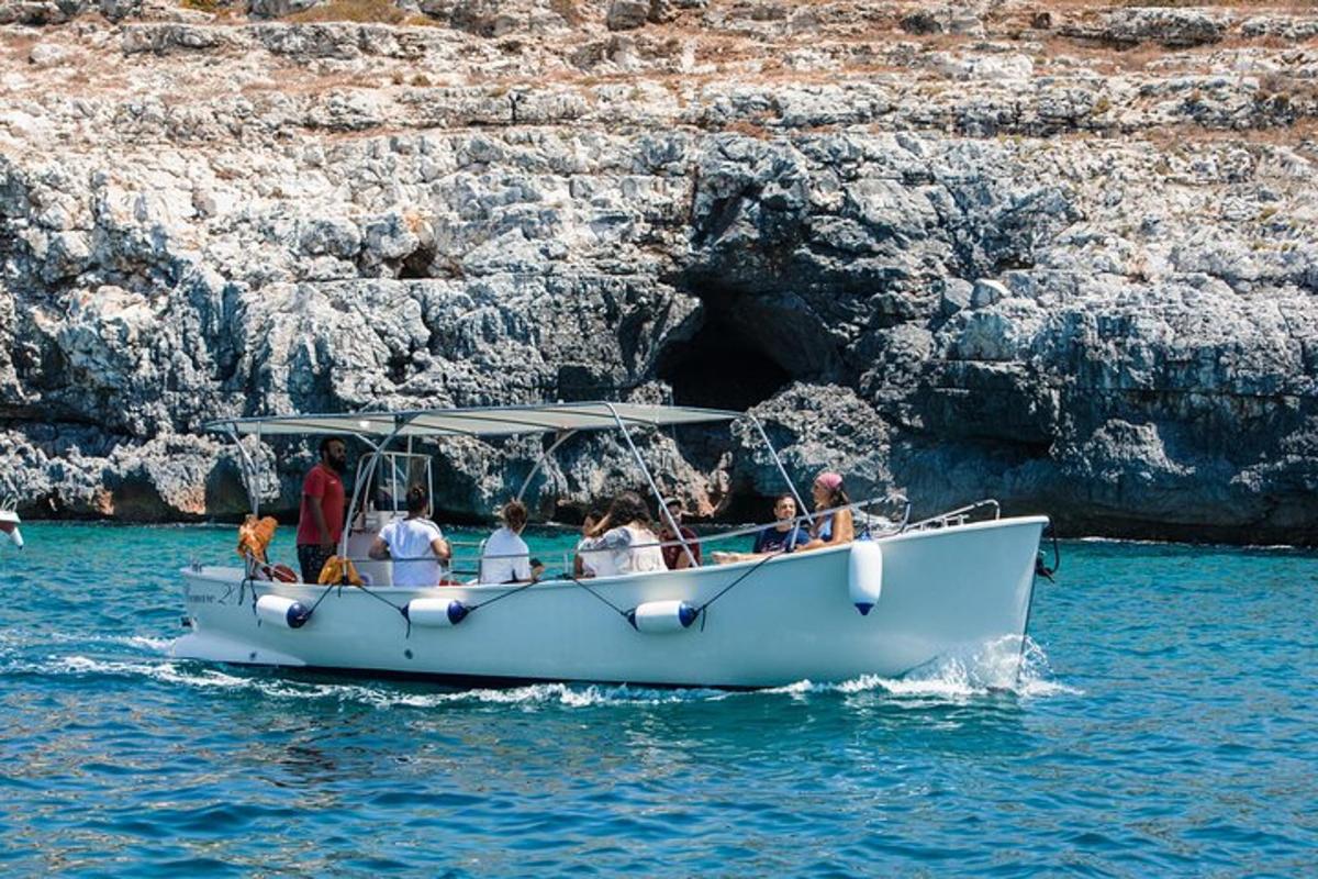 un grupo de personas en un barco en el agua