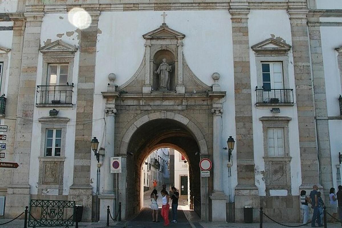 egy épület, amelyben egy szobor található, és egy boltív található