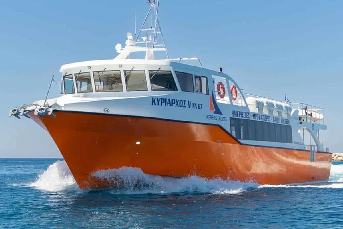um barco laranja e branco na água