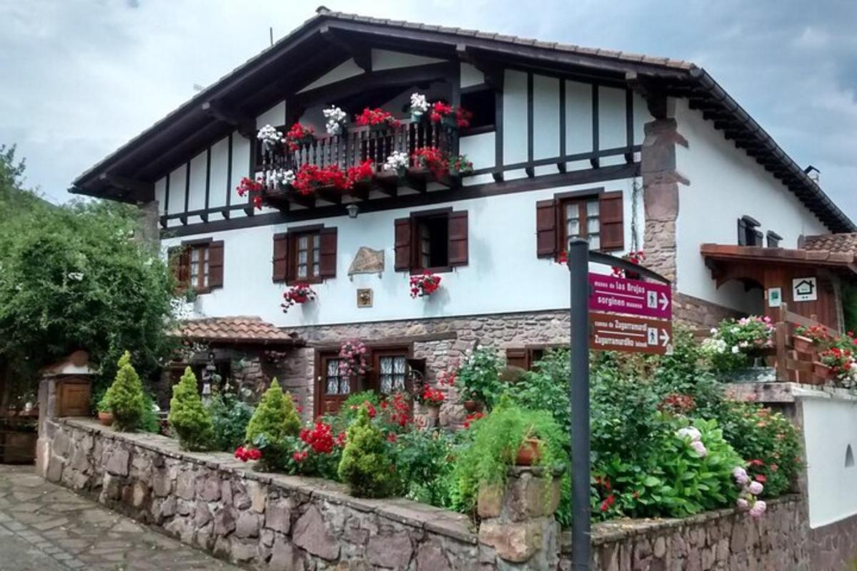 um edifício com plantas floridas na frente