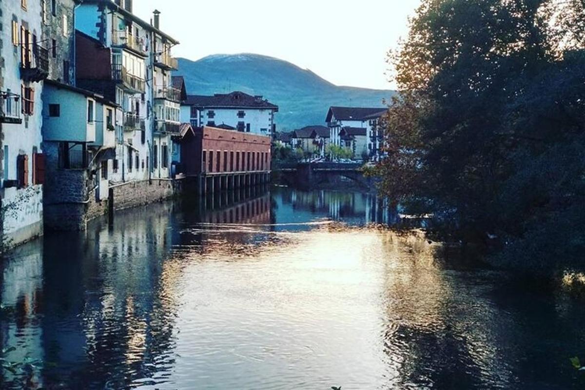 Blick auf einen Fluss mit Häusern und Gebäuden