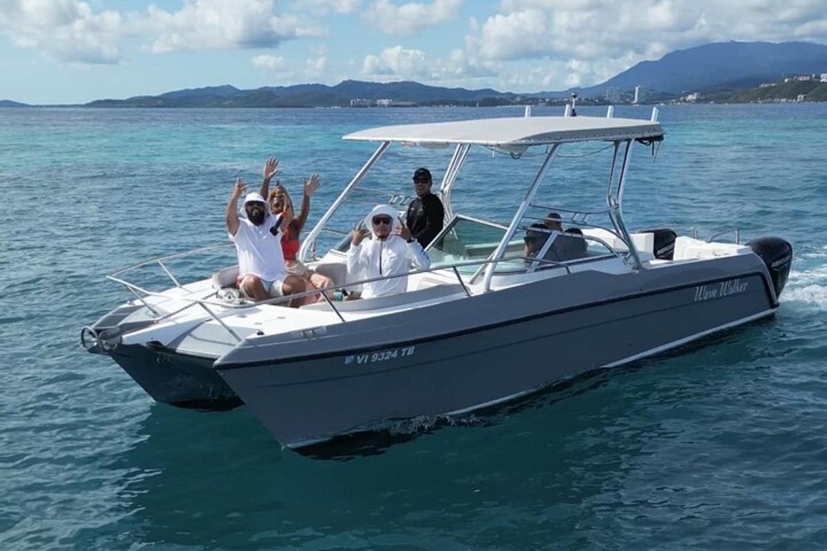 un gruppo di persone sedute su una barca in acqua