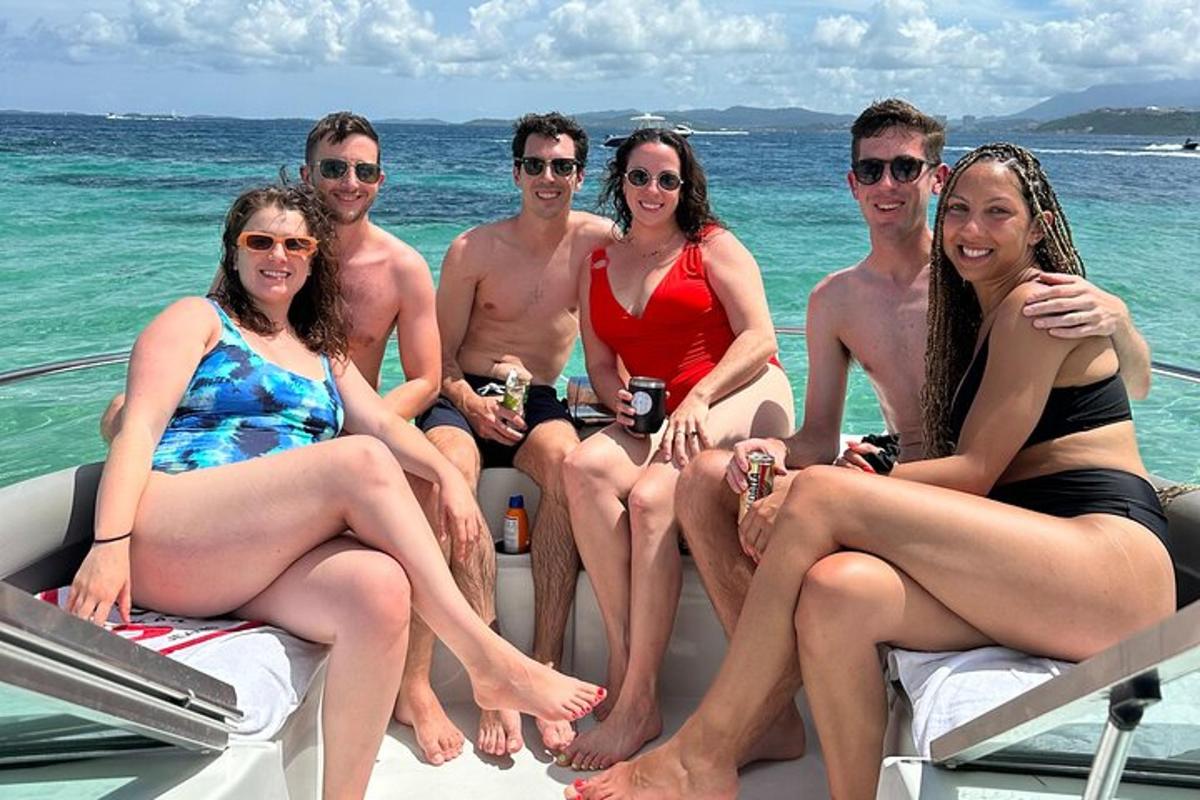 Un grupo de personas sentadas en un bote en el agua.