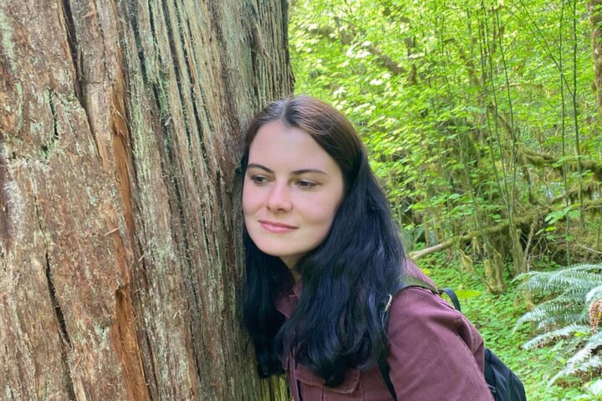žena stojí vedle stromu