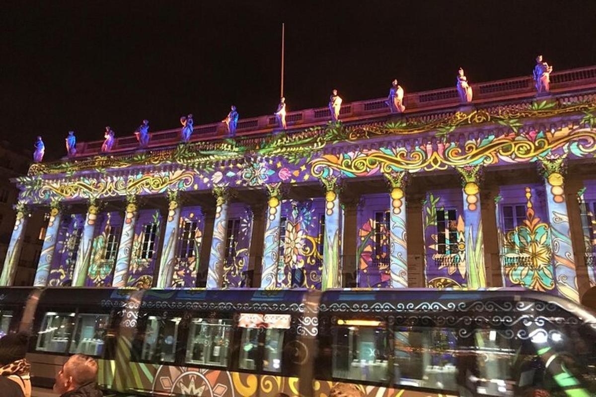 un edificio illuminato di notte