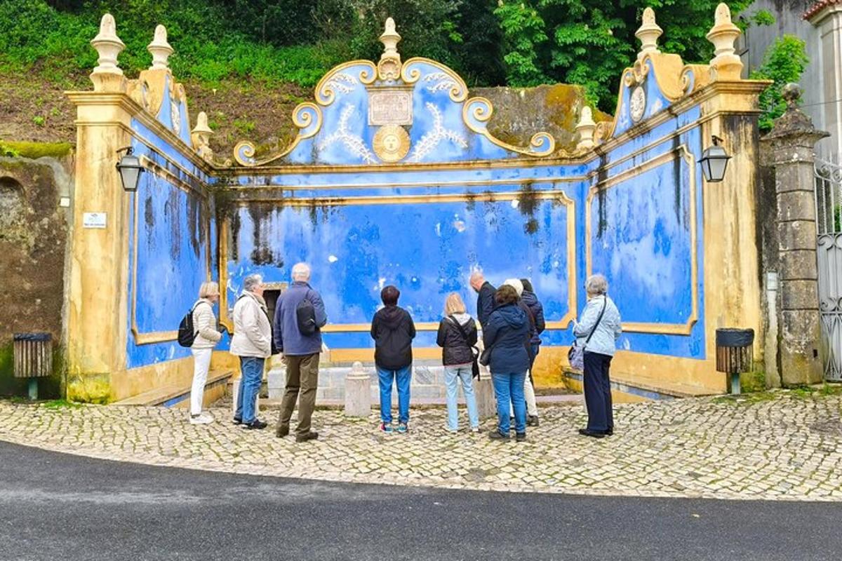 un gruppo di persone in piedi davanti a un cancello blu