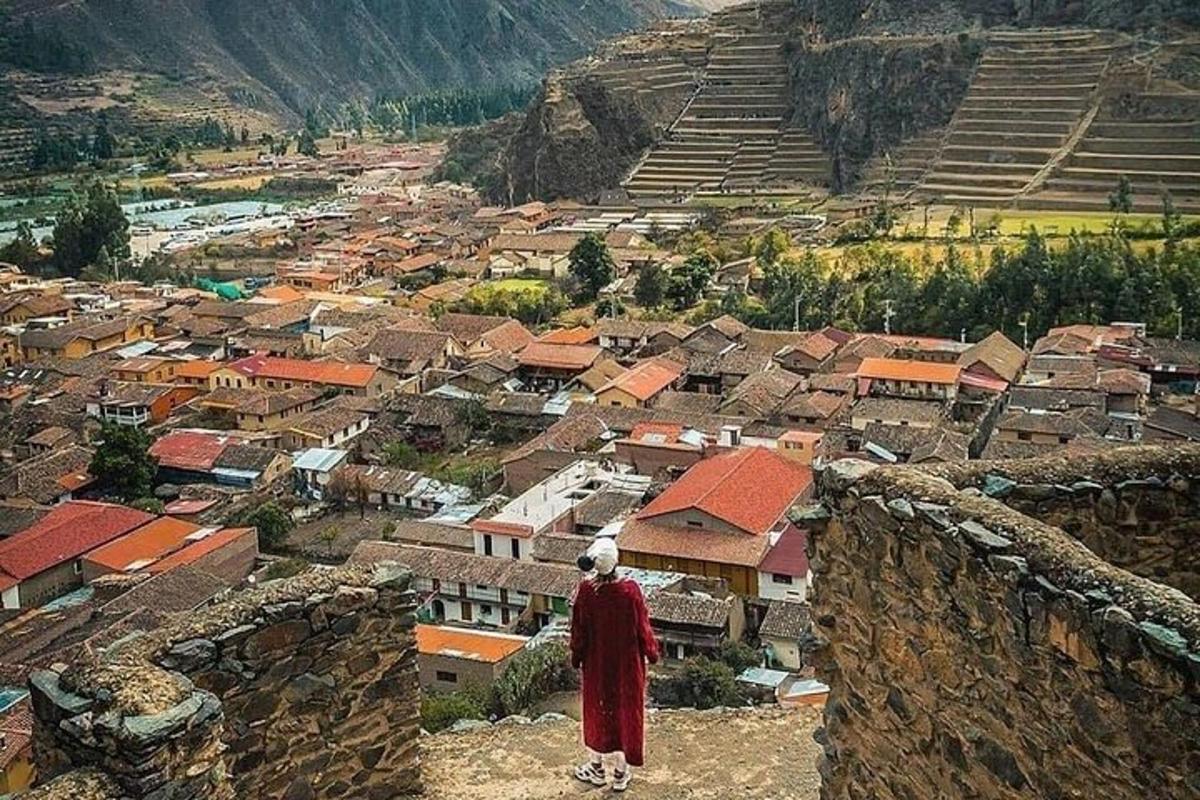 một người đàn ông đứng trên đỉnh tường nhìn xuống thành phố
