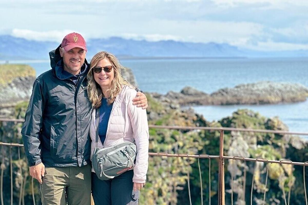 um homem e uma mulher em pé em frente ao oceano