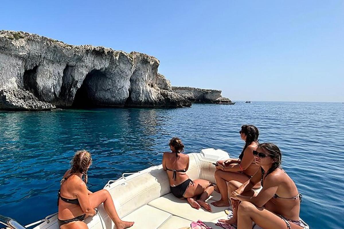 un gruppo di donne in costume da bagno su una barca in acqua