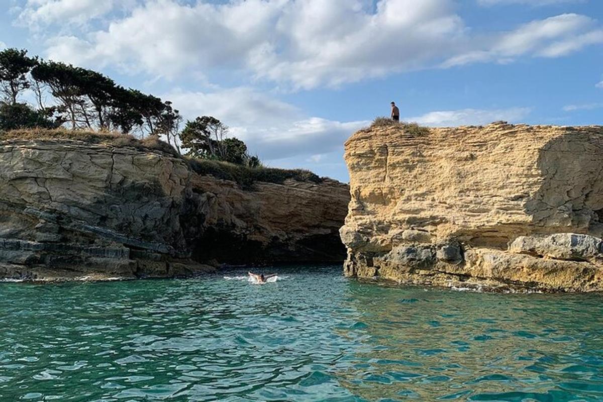 seseorang yang berenang di dalam air berhampiran tebing