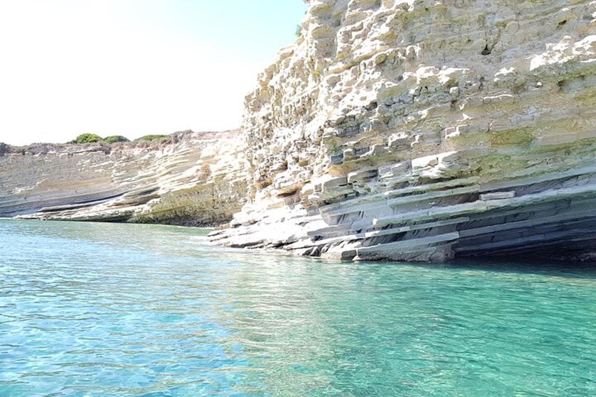 un penya-segat de roca al costat d'una massa d'aigua
