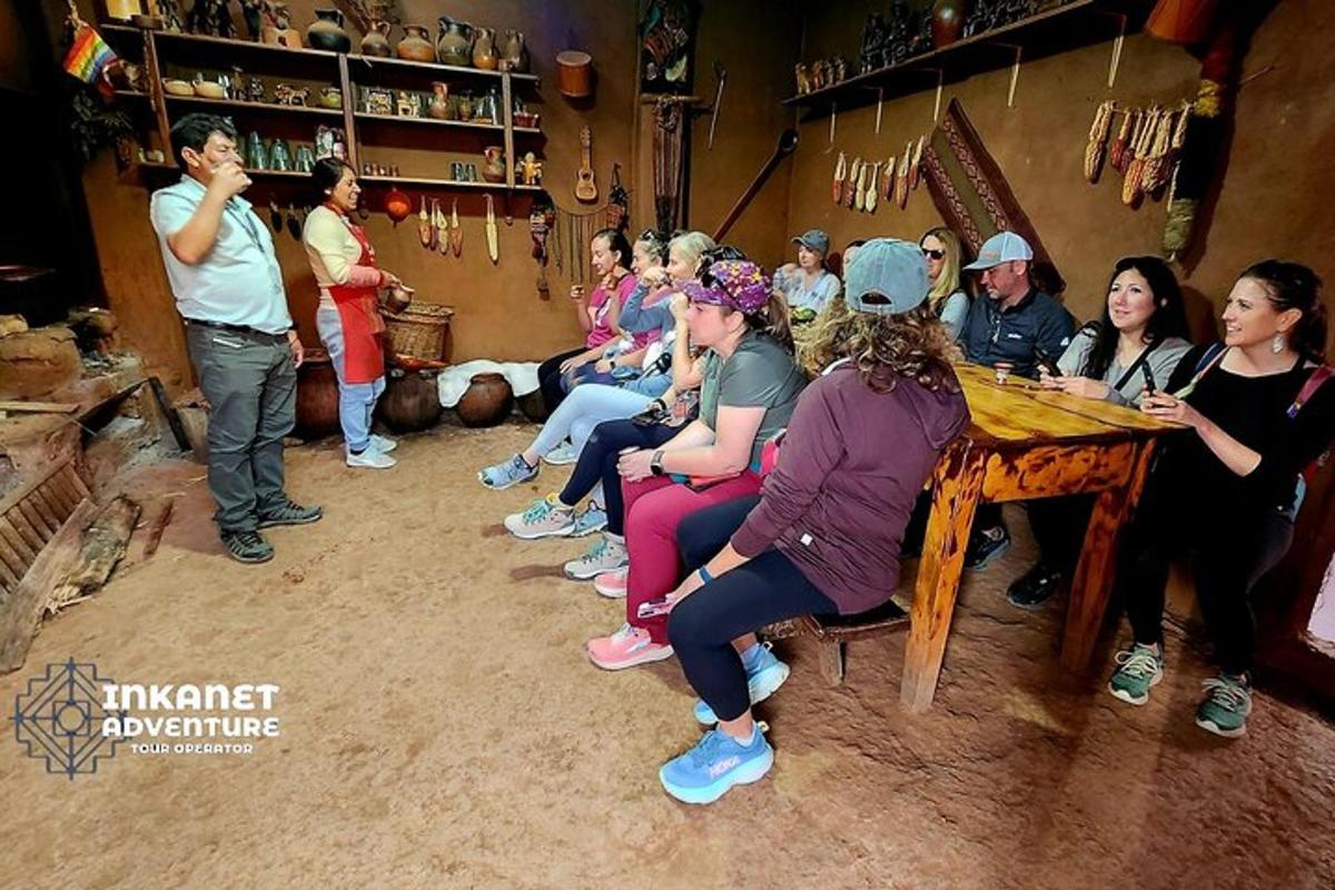 een groep mensen die rond een tafel in een kamer zitten