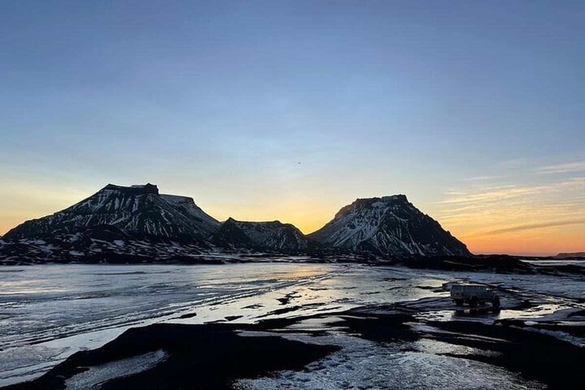 배경에 산이 있는 해변의 전망