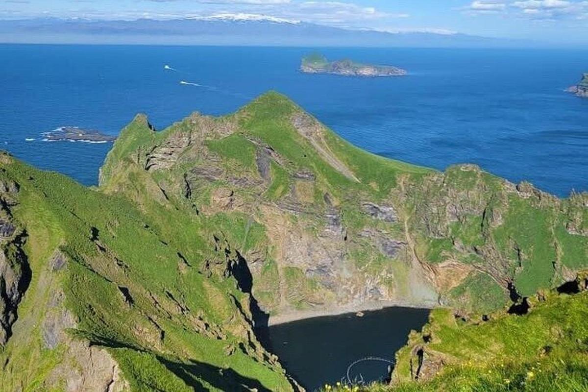 Una vista aérea de una montaña con un cuerpo de agua.