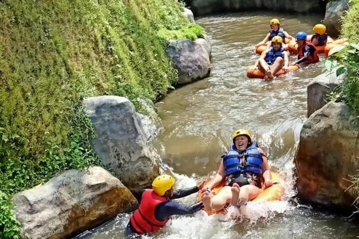 skupina lidí sjíždějících řeku na raftech