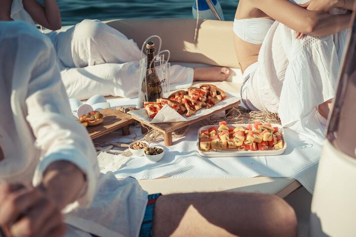 Un grupo de personas sentadas en un barco con comida.