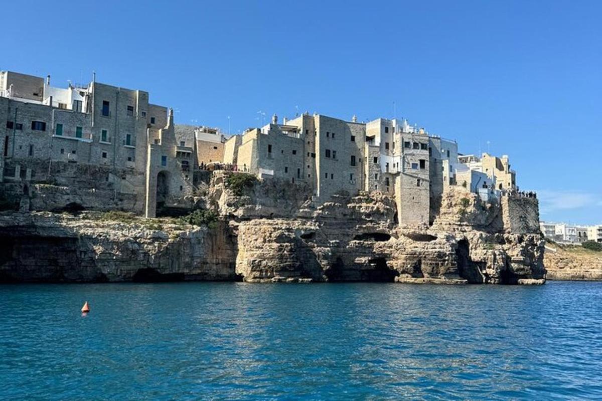 un grup d'edificis a la part superior d'una illa rocosa a l'aigua
