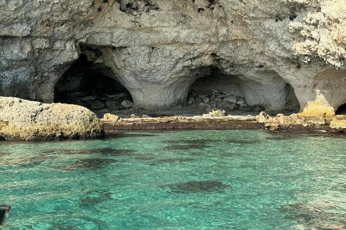 una piscina de agua azul frente a una cueva